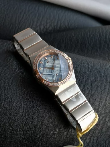 AS Omega fifth generation Constellation series 28mm Swiss quartz watch.The whole watch has been finely polished. The fit between the case and the claws, the Roman scale on the bezel and the restoration of the observatory on the bottom cover are comparable to the original.The dial uses mother-of-pearl material and unique etching technology to create the dial texture pattern, and the new Taiwan stone holder makes the lettering more delicate.The chamfers on both sides of the case and bracelet are hand-polished and polished by watchmakers to make the watch more refined! The style is gentle and moving, and the workmanship is exquisite. The most beautiful constellation, the first choice for ladies!
