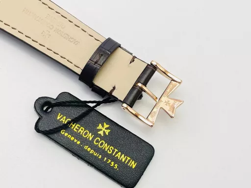 MKF Factory Vacheron Constantin Historical Masterpiece Series American 1921 Watch Series!1⃣️Equipped with a customized version of Danton 2824 two-and-a-half-hand movement, it has strong stability!2⃣️The 40MM diameter, unique commemorative pillow-shaped case is based on the early cushion-shaped case design, integrating the current noble materials, craftsmanship and aesthetic concepts to reshape the classics!3⃣️The crown is offset from the center and located in the upper right corner of the case, making it more comfortable to wear. At the same time, this design also comes from the early cushion-shaped watch!4⃣️The dial scale is arranged diagonally with the case as a reference, which is very distinctive; the polished pink gold Maltese cross at 12 o'clock on the dial makes the dial more prominent!5⃣️Black oxidized hour and minute hands, bar-shaped black oxidized small second hand, elegant and unique!6⃣️The back of the watch is made of a transparent sapphire crystal case back, which is locked with screws, so that the exquisite polishing of Vacheron Constantin's top movement can be seen at a glance.7⃣️The watch is paired with a hand-stitched square calfskin strap with a polished half Maltese cross design pin buckle!MKF Factory's masterpiece is welcome to appreciate it!