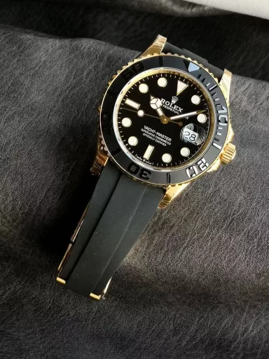 VS Limited Edition Recommendation, Rolex Yacht-Master Series M226658-0001 watch, gold case with natural rubber strap, gold, bidirectional rotating outer ring, one-piece matte black ceramic Cerachrom 60-minute scale bezel; polished, three-dimensional scale and numbers, the first 15 minutes of the bezel are marked with minute scales, black lacquer, gold hour markers, easy-to-read Chromalight luminous (long-lasting blue light), gold hands, easy-to-read Chromalight luminous (long-lasting blue light), equipped with 3235 automatic machinery, 42 mm.