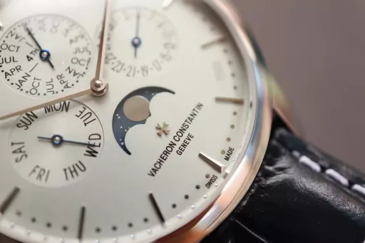 [The thinnest version on the Internet] Mx new product - Vacheron Constantin Patrimony Contemporaine Heritage Series Ultra-thin Perpetual Calendar Watch[Case]: The watch has a diameter of 41mm and a thickness of 9.4mm, which is only 0.03cm different from the thickness of the authentic product, making it the thinnest version on the Internet. The watch has simple lines and smooth contours, adhering to the consistent slimness and elegance of the Heritage Series. It is a 