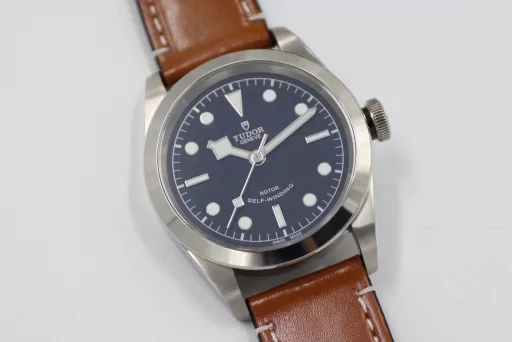 LF Tudor Biwan 79540 Series 41 Watch Update v2① The whole watch is genuine mold casting, and the parts are 100% interchangeable.② The standard size of the watch is 41mm, which is suitable for the wrist size of the general male.③ The upgraded version strengthens the overall polishing of the case and adopts a new customized Cal.2824 movement, which synchronizes the original version without calendar idle gear.A belt and folding buckle can be given with the order, which is both formal and casual, low-key but not mediocre, steady but not agile.