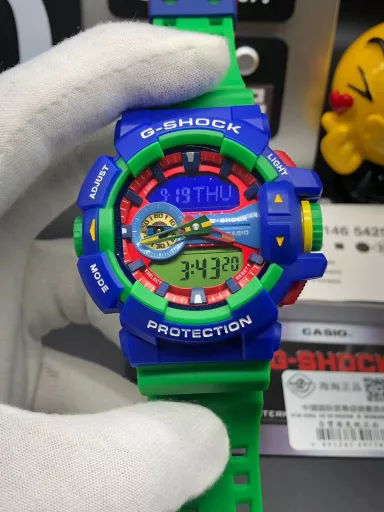 GA-400 hand-raise light Casio G-SHOCK--classic shockproof dial design👍In stock and shipped immediately, 45-degree automatic hand-raise light function with strong visual impact🙈LCD liquid crystal display💡Stopwatch speed function accurate to 1/1000 second⌛Shockproof📣Anti-magnetic💥200 meters waterproof🏊48 city time📲Countdown⏳Alarm clock⏰Fully automatic calendar and other powerful functions