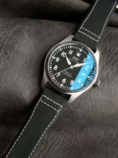 V7 Factory Seven-star Recommendation Mark 20IWC entry-level pilot watch series, the last to debut after 6 years! Mark XX accompanies you to flyFollowing the previous work, the 18th generation Mark XVII launched in 2016, it skipped the XIX and went straight to Mark XX. The new watch design is slightly adjusted, and the case modification is more practical and comfortable to wear than the previous generation. In addition to providing two classic options of blue and black, there is also a green color that echoes the hottest color in the watch industry in recent years.V7 Factory Mark 20 is the only version of the same model in the industry that dares to present a true and false comparison evaluation, correcting the shortcomings of the existing versions on the market. Its structure and details are copied one by one according to the original. After disassembly, it is perfectly consistent with the original, a true perfect clone.The top-grade case of V7 Factory continues the 40mm stainless steel case manufacturing process of Mark 18 watch, but the soft iron cover is cancelled, and the thickness is slightly reduced from the original 11MM to 10.83MM. The crown is still screw-in, and the outer lugs are slightly wider than before, and the vertical spacing is reduced from the original 51.2MM to 49.2MM, which makes it more comfortable to wear. The bezel is mirror-polished to highlight the three-dimensional sense. Its diameter, thickness, curvature, and the details of the bottom cover edge line are not missed. It is 100% gentle and original, and the corners are polished very well. The dense bottom design adds points to the perfection of the watch. The V7 bottom cover is perfectly restored by brushing, and there are no dead angles at all angles.The dial of this V7 factory is the same as the original one, and is still equipped with an imported double-sided anti-reflective convex sapphire mirror with the same transparency as the original one. The scale and time scale still maintain the white printing process. The difference from Mark 18 is that the length of the 3, 6, 9, and 12 time scales has been increased, the luminous strip has been changed into a luminous layer, and the Arabic numerals have been moved closer to the center of the dial as a whole. The 