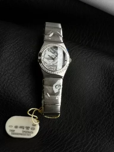 AS Omega fifth generation Constellation series 28mm Swiss quartz watch.The whole watch has been finely polished. The fit between the case and the claws, the Roman scale on the bezel and the restoration of the observatory on the bottom cover are comparable to the original.The dial uses mother-of-pearl material and unique etching technology to create the dial texture pattern, and the new Taiwan stone holder makes the lettering more delicate.The chamfers on both sides of the case and bracelet are hand-polished and polished by watchmakers to make the watch more refined! The style is gentle and moving, and the workmanship is exquisite. The most beautiful constellation, the first choice for ladies!