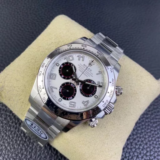 Clean/C factory 116508 full gold ivory face Daytona 1. This time we launched the full gold DaytonaEnamel black face dial with 0 color difference, diamonds use flat moissanite, the fire effect is no less than real diamonds, not inferior zircon.The dial part also uses 3-section splicing particles, all parts are electroplated.The font thickness of the bezel part, and most importantly, the black oil filling is the same as the original, with a matte texture. This is also the only one that has done it, and the detailed pictures will be posted later for comparison. For more details, you can look at the true and false comparison pictures carefully