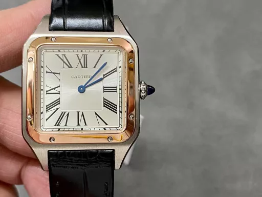 F1 The only one in the market with the same version of the head grain, perfectly restored Cartier's classic work, Cartier Santos. Dumont series, with smooth contours, simple and elegant, is very in line with the trend of contemporary gentlemen. Large watch diameter 46.633.9mm, medium watch diameter: 43.531.4mm, small watch diameter: 38*27.5mm; Swiss quartz movement Compared with round watches, square watches are particularly unique due to their angular design. When it comes to classic square watches, Cartier's Santos is naturally on the list. Santos watches are not only a model of square watches, but also considered to be 