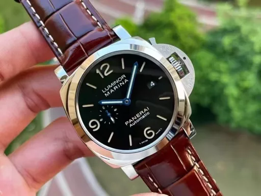 The VS PAM1116 dial uses a relatively rare green sunray pattern on Panerai. The color of the dial changes with the light. When the light shines directly on the dial, it is military green, and when it is backlit, it looks like a black dial. With blue steel hands and beige luminous paint, the colorful design can be more vividly reflected in the wearer's eyes. It is fun and beautiful to wear.