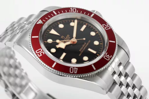 ZF Factoty presents ingenuity! TUDOR's new Biwan 41MM watch reinterprets the brand's diving watch masterpiece.[Case] ​​41mm diameter, paying tribute to the classic Tudor diving watch.Following the 
