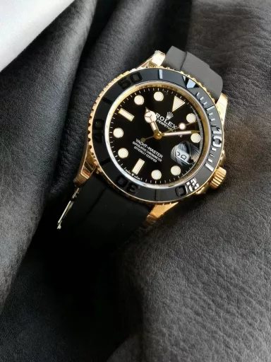 VS Limited Edition Recommendation, Rolex Yacht-Master Series M226658-0001 watch, gold case with natural rubber strap, gold, bidirectional rotating outer ring, one-piece matte black ceramic Cerachrom 60-minute scale bezel; polished, three-dimensional scale and numbers, the first 15 minutes of the bezel are marked with minute scales, black lacquer, gold hour markers, easy-to-read Chromalight luminous (long-lasting blue light), gold hands, easy-to-read Chromalight luminous (long-lasting blue light), equipped with 3235 automatic machinery, 42 mm.