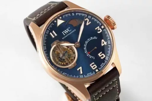 JB new product, the latest masterpiece IWC Little Prince Pilot Series IW590302 watch, constant-power tourbillon!!!1⃣️ Exclusively developed 94850 movement, power reserve up to 80 hours, restore the three functions of the original:(1): Constant-power tourbillon device.(2): Moon phase display at 1 o'clock.(3): Power reserve display.2⃣️ Case: Designed according to the original one-to-one depiction. Restore the original three-piece set: Whether it is the front and back of the case, the side of the case and the arc brushed polishing process are perfectly synchronized with the original. The diameter is 46mm and the thickness is 13.5mm.3⃣️ Mirror: Sapphire arched mirror.4⃣️ Hands: BBR factory spared no expense, from design to mold opening, style, and inspection many times to achieve a three-dimensional hand that is consistent with the original.5⃣️Strap: Made of Italian black cowhide crocodile pattern strap, hand-stitched, with details in place, paired with IWC original folding clasp, the buckle surface has clear fonts, and restores authentic details.