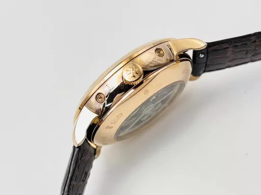 The highest version on the market, Vacheron Constantin Historical Masterpiece Series 3100V/000R_B422 Perpetual Calendar Multi-Function Watch!1⃣️Equipped with the same movement as the original, the balance wheel is exactly the same as the original, and all functions can be used normally.2⃣️Improved the curvature of the four corners of the case, the dial color curvature is more consistent, the 12 scales are polished more delicately, and the overall look is closer to the counter!3⃣️Paired with Italian cowhide to make the wrist more comfortable!TWS Factory boutique replica, please appreciate your appreciation