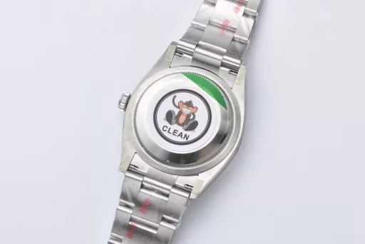 This 36mm constant motion is equipped with 3230 movement completely one to one open mold followed by true to false contrast all accessories are very similar, especially Tiffany blue one to one disassembly. Familiar watch friends know that the price of the same silver face is only about 5w, but the price of Tiffany blue was once fried to 20w because of the particularity of color matching. The logo on the buckle is also a technological breakthrough. cnc engraving with regular shape and light finish on the inside.Luminous powder using the original sl blue luminous powder, so accompanied by rough and black spots to particularity. The friends who have played or met should not be too strange. This is already a characteristic of Rolex.