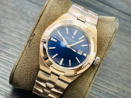 Vacheron Constantin's new Overseas automatic watch for women!1⃣️The new watch has a diameter of 35 mm, which is the same size as the original!2⃣️Equipped with the 9015 modified 1088/1 automatic winding movement, it highlights the slim and light sports style, like a delicate bracelet lingering around the wrist.3⃣️The watch is equipped with an integrated bracelet, which is composed of thin Maltese cross-shaped links, fitting the wrist like a second layer of skin.4⃣️Through the transparent case back, you can appreciate the rich decorative details that have been carefully carved.5⃣️Through the transparent case back, you can appreciate the rich decorative details that have been carefully carved. The bridge on one side of the case back is decorated with exquisite Geneva ripples. The iconic gold rotor of this series is decorated with a wind rose compass pattern, which symbolizes the spirit of never-ending travel and exploration with its graceful and endless dance.VC Factory's masterpiece is welcome to all goddesses! You deserve it!