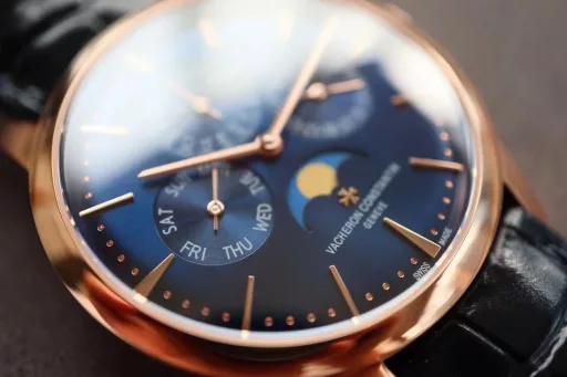 [The thinnest version on the Internet] Mx new product - Vacheron Constantin Patrimony Contemporaine Heritage Series Ultra-thin Perpetual Calendar Watch[Case]: The watch has a diameter of 41mm and a thickness of 9.4mm, which is only 0.03cm different from the thickness of the authentic product, making it the thinnest version on the Internet. The watch has simple lines and smooth contours, adhering to the consistent slimness and elegance of the Heritage Series. It is a 