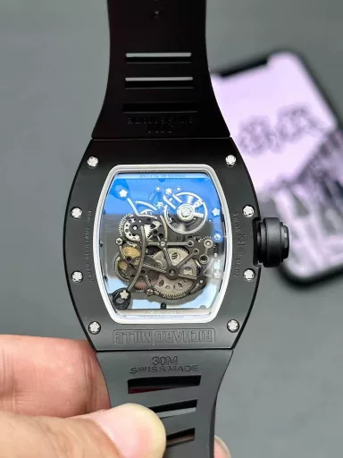 BBR RM0551⃣️Case: The white ceramic case is the same as the original. The chamfer details of the case are reduced to be exactly the same as the original, the bottom cover is reduced to see the light, and only the glass sees the light. The details are also one of the most correct versions at present! Upgrade a few details and it looks more like the original.2⃣️Movement: Redevelop the original RMUL2 integrated movement, and the balance wheel of the double barrel movement is clearly visible and moves. Say goodbye to the fake splint movement at first glance!3⃣️Watch diameter: The size is the same as the original 49.90X42.70 mm, and the thickness is 13.5MM4⃣️Watch mirror material: sapphire crystal mirror double anti-glare effect.5⃣️Watch strap material: natural rubber watch strap!6⃣️Watch buckle: original latest version folding buckleRichard Mille not only has exquisite watchmaking craftsmanship and is loyal to the spirit of traditional watches, but also advocates breaking through existing rules and regulations, exploring new heights of watchmaking craftsmanship, and integrating new elements of the new century into traditional craftsmanship. Comfortable, shock-resistant, durable, accurate and lightweight watches have become a 