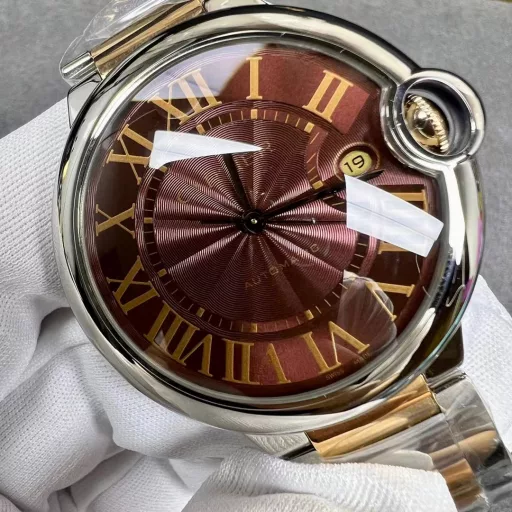 3K Cartier Blue Balloon 🇫🇷 CARTIER BallonBleuOriginal mold, top-level replica, counter synchronized three-code anti-counterfeitingType: Top luxury men's automatic mechanical watchMirror: fish-eye imported sapphire crystalHand: hours, minutes, secondsSurface: guilloche silver-white fontCase: 316 stainless steel with double-circle diamondsStrap: 316 stainless steelSize: 42.1mm×13mmMovement: fully automatic mechanical 2824(All counter styles are complete_Details can be comparable to the original)