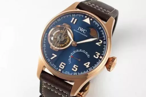 JB new product, the latest masterpiece IWC Little Prince Pilot Series IW590302 watch, constant-power tourbillon!!!1⃣️ Exclusively developed 94850 movement, power reserve up to 80 hours, restore the three functions of the original:(1): Constant-power tourbillon device.(2): Moon phase display at 1 o'clock.(3): Power reserve display.2⃣️ Case: Designed according to the original one-to-one depiction. Restore the original three-piece set: Whether it is the front and back of the case, the side of the case and the arc brushed polishing process are perfectly synchronized with the original. The diameter is 46mm and the thickness is 13.5mm.3⃣️ Mirror: Sapphire arched mirror.4⃣️ Hands: BBR factory spared no expense, from design to mold opening, style, and inspection many times to achieve a three-dimensional hand that is consistent with the original.5⃣️Strap: Made of Italian black cowhide crocodile pattern strap, hand-stitched, with details in place, paired with IWC original folding clasp, the buckle surface has clear fonts, and restores authentic details.