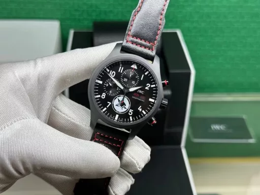 TW fully upgrades IWC's latest ceramic watchIWC pilot chronograph watch is coming, with more delicate details and coordinationIngenuity, meticulously crafted V2 board[Case] ​​The watch size is 44.5mmX15.7mm. The case is made of high-tech ceramics, consistent with the original! And it is frosted and matte! The structure follows the original version - the bezel and the middle case are formed in one piece. Anti-wear, scratch, corrosion resistant[Movement] It uses the powerful and stable Dandong 7750 movement. Hours, minutes, seconds, dual-period display and chronograph function