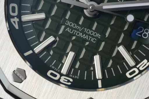 IPF creates classics - the king of diving, Audemars Piguet 15710! 3120 integrated movement, creating the strongest replica inside and outsideThe case is polished multiple times, just to match the angular data, and the material feels consistent;The strongest movement plate is polished, and the color is automatically supported by 18K rose gold with special color adjustment;The most user-friendly loose head grain buffer area ensures that it matches the original design;The most three-dimensional and neat disk 