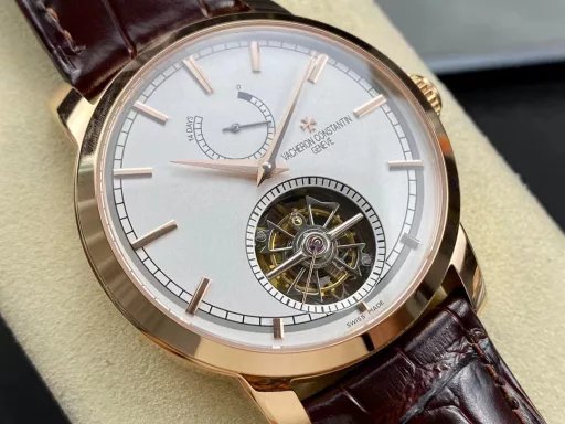 TUR Vacheron Constantin Patrimony Heritage Series Traditionnelle Kinetic Tourbillon Re-release watch, numbered: 89000/000R-9655. After three years of research and development, TUR has reproduced the wheel system layout and the original tourbillon components, and the double support points have reached four-point support (original patent), making the domestic watch industry achieve a qualitative leap. One minute carrousel, 6 vibrations per second, the same frequency as the original. The watch is equipped with the classic bezel, scale and hour markers of the Heritage series; the silver milky white dial is matched with 5N pink gold sword hands, which is full of traditional charm. Equipped with the new Cal.2260 mechanical movement, the case has a diameter of 42 mm and a thickness of 12.2 mm, and is inlaid with a transparent sapphire crystal case back, with 30 meters of water resistance. TUR has restored more than 95% of the functions and appearance based on the original size. The small second hand on the tourbillon and the tourbillon frame is displayed at 6:00 on the dial, which represents that TUR has once again broken through the original technology and function blockade, and has perfectly combined the design aesthetics and innovative materials on the mechanical device, reaching the same level as the original.Welcome all watch friends to appreciate it