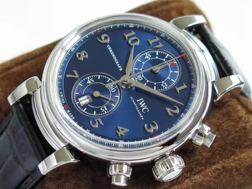 ZF's innovative move [Elegant blues, true to myself] ZF's innovative breakthrough, IWC Da Vinci series IW393402 watch. Satin dark blue, elegant and generous. Shows the gentle and gentlemanly side of men. [Wonderful details] The watch size is 42mmX13.5mm. The color tone of the dial is infinitely close to the original. ZF has made many revisions to reproduce the original soul. The pot-lid-shaped sapphire glass is coated with a double-sided high-definition anti-dizziness blue film, which is transparent and of excellent quality. [Technical breakthrough] After years of research and development, it has finally achieved success. It perfectly reproduces the IWC self-produced Cal.89361 movement, and all functions are fully realized, including the operating feel and the direction of adjusting the calendar, which is completely consistent with the authentic movement. ZF's innovative masterpiece is born, waiting for all watch friends to appreciate it.