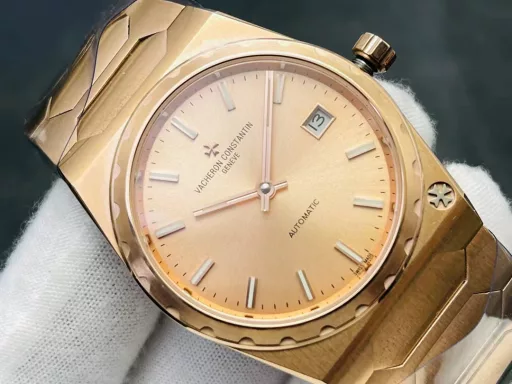 V9 Factory2024 Highly Recommended The highest version on the market The latest style is retro and fashionable】Favoured by many celebrities - Vacheron Constantin has re-launched the iconic luxury sports watch in the historical masterpiece series to commemorate the 222nd anniversary of the brand.1⃣️Case: size 37MM, thickness 8MM!2⃣️The barrel shape adopts a three-part structure so that the overall structure does not appear small. The grooved large gear bezel and the Maltese cross logo at 5 o'clock show its noble atmosphere!3⃣️Dial: Gold. Rose gold. Brushed silver and brushed gray with metal brushed bar hour markers and bar hands with luminous coating, retaining the most classic two-hand!4⃣️Movement: 9015 modified Vacheron Constantin's self-produced 2455/2 movement. All parts from the splint to the steel wheel are finely decorated, and the automatic oscillator is plated with 22k gold and engraved with the font 2225⃣️Strap: The integrated hexagonal central link makes the whole watch more angular, while retaining the timeless and elegant beautyV9 Factory's masterpiece is welcome to appreciate it