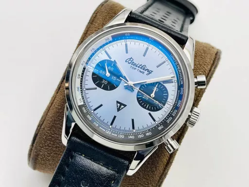 The Breitling Top Time A23310121G1X1 BN5 is a unique watch that combines extraordinary design.When the original Top Time was launched in the 1960s, the goal was clear: to create a series of “ultra-modern chronographs” that would meet the needs of “young, ambitious professionals.” This sports watch was not only popular with this group, but also with young female consumers, who were deeply attracted by its striking lines and undeniable elegance. Today, the Top Time series is a modern interpretation of this fashionable chronograph at the time, especially with the “Zorro dial” known to collectors, one of the most recognizable dials in the watchmaking world.1⃣️41 mm stainless steel case!2⃣️Pot-lid sapphire crystal!3⃣️Brown nubuck leather strap with stainless steel pin buckle.4⃣️Equipped with Asia-7750 chronograph movement, it is limited to 2,000 pieces worldwide. Exquisitely recommend men's multifunctional mechanical watches, carefully crafted for you to shoot ultra-realistic photos!TF Factory's masterpiece welcomes your appreciation!