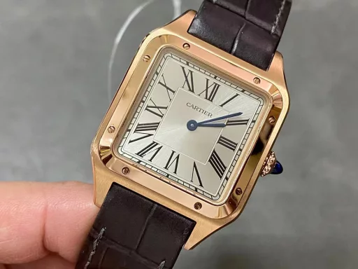 F1 The only one in the market with the same version of the head grain, perfectly restored Cartier's classic work, Cartier Santos. Dumont series, with smooth contours, simple and elegant, is very in line with the trend of contemporary gentlemen. Large watch diameter 46.633.9mm, medium watch diameter: 43.531.4mm, small watch diameter: 38*27.5mm; Swiss quartz movement Compared with round watches, square watches are particularly unique due to their angular design. When it comes to classic square watches, Cartier's Santos is naturally on the list. Santos watches are not only a model of square watches, but also considered to be 