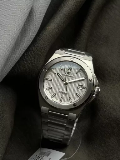 Seven-star recommendation: Ingenieur engineer watchIWC launched a new generation of Ingenieur engineer watch at Watches & Wonders Geneva in 2023, designed by Gérald Genta, returning to the classic Ref. 1832 designed by Gérald Genta in the 1970s.The 40mm case combines vertical brushing, circular brushing and mirror polishing, and the carefully reconstructed lines present a softer and smoother outline. The thickness is 10.7mm.The bezel is tightly fixed by 5 screws, and the lug details and H-shaped bracelet adopt a new design that is more ergonomic and can fit the wrist more comfortably.The most special thing about the new work is that the dial reproduces the 