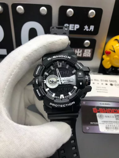 GA-400 hand-raise light Casio G-SHOCK--classic shockproof dial design👍In stock and shipped immediately, 45-degree automatic hand-raise light function with strong visual impact🙈LCD liquid crystal display💡Stopwatch speed function accurate to 1/1000 second⌛Shockproof📣Anti-magnetic💥200 meters waterproof🏊48 city time📲Countdown⏳Alarm clock⏰Fully automatic calendar and other powerful functions