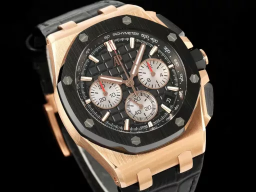 APP Audemars Piguet Royal Oak Offshore 26420 New Upgraded VersionThe newly molded 43 mm case (market version 44 mm, which is the case of the old 26400) adopts a new design, a more ergonomic case, and more refined case details. It has larger polished chamfers. The 43 mm wide case has been carefully modified to accommodate the new movement with a slightly larger diameter. The case contains a set of newly designed chronograph buttons.The dial has been upgraded, the dial texture is CNC slow-washed (non-hydraulic), the finished product has clear texture, and the iconic square is now connected to each other by a cross.The calendar has been upgraded. After the modification of the movement, the original large calendar has been realized. The date window has been pushed to the edge of the dial, and the hands have been slightly modified.The new interchangeable strap function, equipped with a quick release system, can easily change the wearing style. The rubber strap color is black, and there is also a leather strap available.In addition to the titanium version, the Royal Oak Offshore Chronograph 43 mm features a black ceramic bezel, creating a sharp contrast in material and color. The crown and pushers are also made of ceramic.