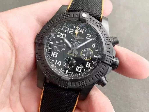 Breitling original one-to-one carbon fiber texture, the ultimate new work. The Breitling Avenger Hurricane series 45mm chronograph was purchased two years ago and disassembled for inspection. After many efforts by the watchmaker, it was finally cracked. It is made of Breitlight® material. Breitlight® is a thermoplastic resin with excellent high temperature resistance. It is a composite of polycarbonate and carbon fiber. The material is 3.3 times lighter than titanium and 5.8 times lighter than stainless steel, but it is stronger and can't be broken! It also has many advantages: scratches, polishing, corrosion resistance, anti-magnetic, anti-allergic, and has a warmer touch than metal, and presents the mottled visual effect of carbon fiber. (The raw materials are purchased in Switzerland, which is hard-won. Don't miss it if you like it) The real thing looks better