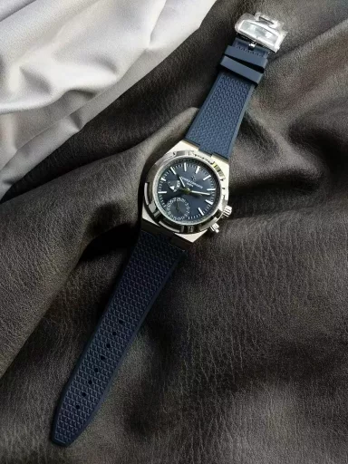PZ quality Vacheron Constantin Overseas Series 7900V 2023 latest model[1] It took two years and six months to carefully polish and create, using one-button quick-release rubber belt and leather belt, steel belt, and was successfully produced after repeated failures and regardless of cost. Its perfection is interchangeable with the original[2] The case has been processed by water grinding technology and other processes. The pure hand-carved curve of the fine steel material is smooth and natural, with both craftsmanship and aesthetic texture. The pure hand-made water-grinded arc polishing and satin-finished bezel and case are more ornamental.[3] Dial design, bar-shaped hour markers, date display, (AM) morning, (PM) afternoon, dual time zone, day and night indication (Geneva Seal) intriguing translucent paint surface, sunburst satin brushing, highlighting the layering of the watch. The processing of multiple processes such as sandblasting, polishing and texture processing highlights the layering of the watch. The luminous scale and hands surrounding the inner frame of the bezel complement each other and are colorful.【5】The Overseas 7900v110A-B334 uses the exclusive and first developed movement 5110DT. It has a case diameter of 41 mm and a transparent case back. The automatic rotor is hand-carved with the radiant crown worn by the Statue of Liberty. The seven rays of light symbolize the seven continents.