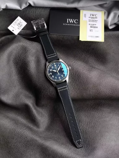 V7 Factory Seven-star Recommendation Mark 20IWC entry-level pilot watch series, the last to debut after 6 years! Mark XX accompanies you to flyFollowing the previous work, the 18th generation Mark XVII launched in 2016, it skipped the XIX and went straight to Mark XX. The new watch design is slightly adjusted, and the case modification is more practical and comfortable to wear than the previous generation. In addition to providing two classic options of blue and black, there is also a green color that echoes the hottest color in the watch industry in recent years.V7 Factory Mark 20 is the only version of the same model in the industry that dares to present a true and false comparison evaluation, correcting the shortcomings of the existing versions on the market. Its structure and details are copied one by one according to the original. After disassembly, it is perfectly consistent with the original, a true perfect clone.The top-grade case of V7 Factory continues the 40mm stainless steel case manufacturing process of Mark 18 watch, but the soft iron cover is cancelled, and the thickness is slightly reduced from the original 11MM to 10.83MM. The crown is still screw-in, and the outer lugs are slightly wider than before, and the vertical spacing is reduced from the original 51.2MM to 49.2MM, which makes it more comfortable to wear. The bezel is mirror-polished to highlight the three-dimensional sense. Its diameter, thickness, curvature, and the details of the bottom cover edge line are not missed. It is 100% gentle and original, and the corners are polished very well. The dense bottom design adds points to the perfection of the watch. The V7 bottom cover is perfectly restored by brushing, and there are no dead angles at all angles.The dial of this V7 factory is the same as the original one, and is still equipped with an imported double-sided anti-reflective convex sapphire mirror with the same transparency as the original one. The scale and time scale still maintain the white printing process. The difference from Mark 18 is that the length of the 3, 6, 9, and 12 time scales has been increased, the luminous strip has been changed into a luminous layer, and the Arabic numerals have been moved closer to the center of the dial as a whole. The 
