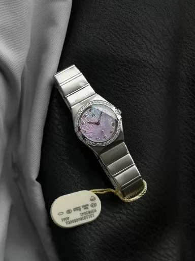 AS Omega fifth generation Constellation series 28mm Swiss quartz watch.The whole watch has been finely polished. The fit between the case and the claws, the Roman scale on the bezel and the restoration of the observatory on the bottom cover are comparable to the original.The dial uses mother-of-pearl material and unique etching technology to create the dial texture pattern, and the new Taiwan stone holder makes the lettering more delicate.The chamfers on both sides of the case and bracelet are hand-polished and polished by watchmakers to make the watch more refined! The style is gentle and moving, and the workmanship is exquisite. The most beautiful constellation, the first choice for ladies!