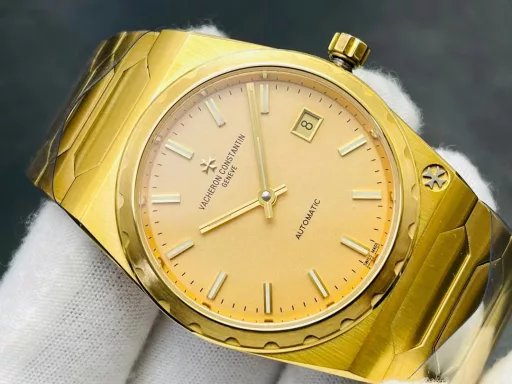 V9 Factory2024 Highly Recommended The highest version on the market The latest style is retro and fashionable】Favoured by many celebrities - Vacheron Constantin has re-launched the iconic luxury sports watch in the historical masterpiece series to commemorate the 222nd anniversary of the brand.1⃣️Case: size 37MM, thickness 8MM!2⃣️The barrel shape adopts a three-part structure so that the overall structure does not appear small. The grooved large gear bezel and the Maltese cross logo at 5 o'clock show its noble atmosphere!3⃣️Dial: Gold. Rose gold. Brushed silver and brushed gray with metal brushed bar hour markers and bar hands with luminous coating, retaining the most classic two-hand!4⃣️Movement: 9015 modified Vacheron Constantin's self-produced 2455/2 movement. All parts from the splint to the steel wheel are finely decorated, and the automatic oscillator is plated with 22k gold and engraved with the font 2225⃣️Strap: The integrated hexagonal central link makes the whole watch more angular, while retaining the timeless and elegant beautyV9 Factory's masterpiece is welcome to appreciate it