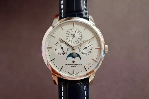[The thinnest version on the Internet] Mx new product - Vacheron Constantin Patrimony Contemporaine Heritage Series Ultra-thin Perpetual Calendar Watch[Case]: The watch has a diameter of 41mm and a thickness of 9.4mm, which is only 0.03cm different from the thickness of the authentic product, making it the thinnest version on the Internet. The watch has simple lines and smooth contours, adhering to the consistent slimness and elegance of the Heritage Series. It is a 