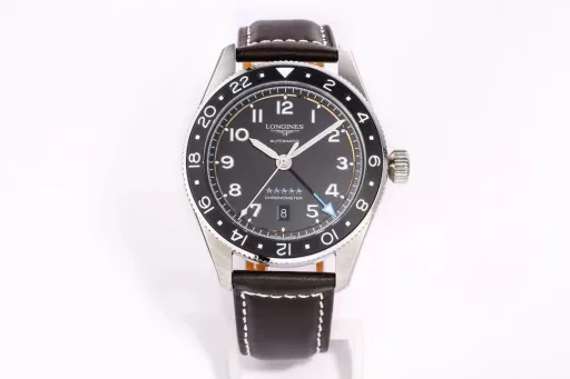 Longines launches the new Spirit Pioneer ZuIu Time watch!1⃣️Diameter 42 mm, frosted lettering, frosted ceramic bezel, bidirectional rotation, synchronized with the official website!2⃣️The bezel is decorated with black, green and blue ceramic inlays, marked with 24-hour scale and Super-LumiNova fluorescent inverted triangle, indicating the time information of the second time zone.3⃣️The disk is also decorated with a flying wing hourglass pattern and five star reliefs. There is a date window at 6 o'clock.4⃣️The sapphire crystal mirror is slightly arched, and both the inside and outside are treated with anti-glare coating. The bidirectional rotation is precise and smooth. The watch is equipped with a screw-in crown that is easy to grip and adjust, and the sealed case back is fixed by 6 screws, with excellent water resistance of 100 meters.5⃣️Stainless steel bracelet or brown/yellow/blue Italian calfskin, with a safety buckle, excellent, comfortable and sturdy.6⃣️The 2836 movement is modified into the original L844.4 automatic winding movement, which can provide up to 48 hours of power reserve and is certified by the Swiss Official Observatory (COSO).Welcome all watch friends to appreciate it!