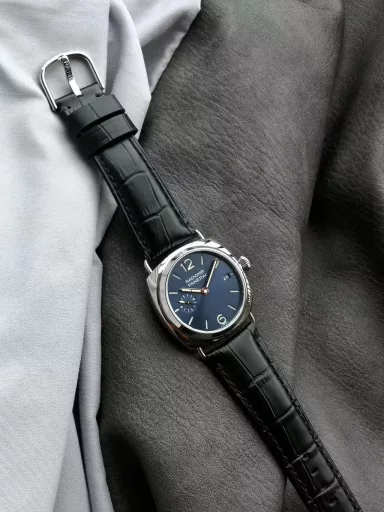 TTF Fresh Seafood Recommendation: Panerai Radell Series PAM01293 watch, stainless steel case with black Italian imported calfskin strap, sapphire crystal glass, blue dial with stick-shaped hour markers, luminous display. Equipped with P.900 automatic mechanical movement, size: 40 mm.