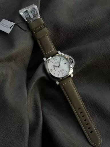 VS Limited Edition Recommendation: Panerai Lumino Series PAM01314 Watch, stainless steel case with Scamosciato-type light brown calfskin strap, white dial with Arabic numerals and luminous dot hour markers. Date display at 3 o'clock, small seconds at 9 o'clock. Equipped with Cal.P.9010 automatic mechanical movement, 44 mm.