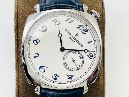 MKF Factory Vacheron Constantin Historical Masterpiece Series American 1921 Watch Series!1⃣️Equipped with a customized version of Danton 2824 two-and-a-half-hand movement, it has strong stability!2⃣️The 40MM diameter, unique commemorative pillow-shaped case is based on the early cushion-shaped case design, integrating the current noble materials, craftsmanship and aesthetic concepts to reshape the classics!3⃣️The crown is offset from the center and located in the upper right corner of the case, making it more comfortable to wear. At the same time, this design also comes from the early cushion-shaped watch!4⃣️The dial scale is arranged diagonally with the case as a reference, which is very distinctive; the polished pink gold Maltese cross at 12 o'clock on the dial makes the dial more prominent!5⃣️Black oxidized hour and minute hands, bar-shaped black oxidized small second hand, elegant and unique!6⃣️The back of the watch is made of a transparent sapphire crystal case back, which is locked with screws, so that the exquisite polishing of Vacheron Constantin's top movement can be seen at a glance.7⃣️The watch is paired with a hand-stitched square calfskin strap with a polished half Maltese cross design pin buckle!MKF Factory's masterpiece is welcome to appreciate it!