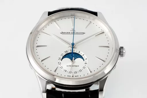 APS new moon phase master The new moon phase uses an integrated movement cal.925, which has been greatly improved through long-term improvements. The difference between the new version of the moon phase master and the old version is the replacement of the moon phase disk, the strap is upgraded to the latest version of quick release, and the buckle arc is increased to improve the comfort of the wearing experience. The disk logo is upgraded from printed to metal logo, and the overall texture is greatly improved.