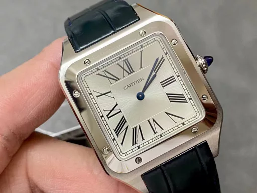 F1 The only one in the market with the same version of the head grain, perfectly restored Cartier's classic work, Cartier Santos. Dumont series, with smooth contours, simple and elegant, is very in line with the trend of contemporary gentlemen. Large watch diameter 46.633.9mm, medium watch diameter: 43.531.4mm, small watch diameter: 38*27.5mm; Swiss quartz movement Compared with round watches, square watches are particularly unique due to their angular design. When it comes to classic square watches, Cartier's Santos is naturally on the list. Santos watches are not only a model of square watches, but also considered to be 