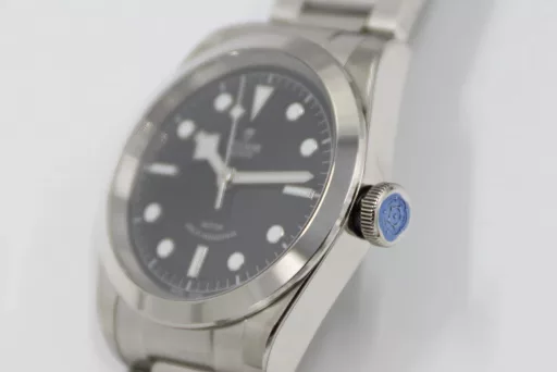 LF Tudor Biwan 79540 Series 41 Watch Update v2① The whole watch is genuine mold casting, and the parts are 100% interchangeable.② The standard size of the watch is 41mm, which is suitable for the wrist size of the general male.③ The upgraded version strengthens the overall polishing of the case and adopts a new customized Cal.2824 movement, which synchronizes the original version without calendar idle gear.A belt and folding buckle can be given with the order, which is both formal and casual, low-key but not mediocre, steady but not agile.