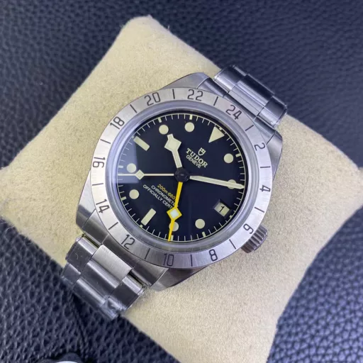 The 39MM is an extremely comfortable size. The stainless steel case is processed by two processes, brushed on the front and polished on the side, which is also the usual case processing method of Rolex. It is worth mentioning that Tudor has also redesigned the crown of this watch. It is flush with the middle case and hides the crown shaft, making it easier to grip and adjust the time.Tudor's unique dial design uses non-radiation Super-Luminova luminous paint to make a whole piece of scale nails. The lack of a metal frame makes it more concise and the luminous effect is brighter.In addition to the conventional display of local time, this watch is also equipped with a GMT function, which is indicated by a longer yellow snowflake hand and a 24-hour fixed scale outer ring. The instantaneous calendar at 3 o'clock is synchronized with the hour hand that can be adjusted independently, which is very practical in daily life.In addition, this watch is equipped with Tudor's 