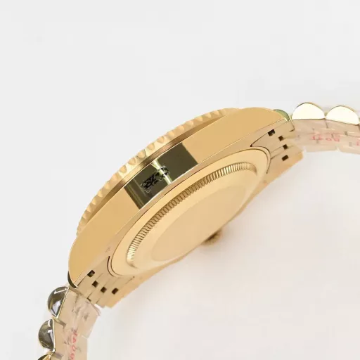 EW [2023 Masterpiece] Rolex Greenwich 40 Series① Equipped with 3285 movement, the hour hand can be adjusted, the calendar can be adjusted by the hour hand, and all original functions can be restored, with stable and reliable quality;② Bezel: high-tech integrated ceramic outer bezel, with gold font;③ Case: the size and thickness are consistent with the original, with a thickness of only 12mm; ④ Lettering: top Swiss ice blue luminous, polished letter nails, color matching;⑤ Glass: sapphire glass with 2.5x magnifying glass effect, transparent glass;⑥ Steel band: 904 stainless steel strap, new five-section splicing grain, all parts are electroplated with thick gold, and there is no blank on the side;EW products must be fine products, and every extreme detail is the sincerity of the EW factory's ingenuity development;
