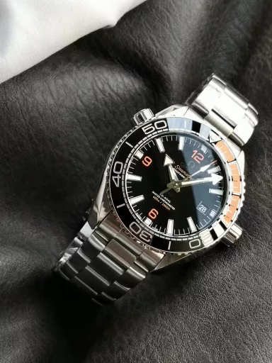 VS limited edition recommendation: Omega Seamaster series 215.30.44.21.01.002 watch, stainless steel bracelet case, 1/4 orange ceramic bezel, black dial, 8900 automatic machinery, 43.5 mm.