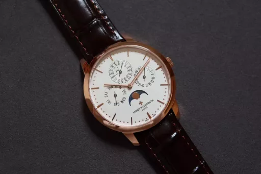 [The thinnest version on the Internet] Mx new product - Vacheron Constantin Patrimony Contemporaine Heritage Series Ultra-thin Perpetual Calendar Watch[Case]: The watch has a diameter of 41mm and a thickness of 9.4mm, which is only 0.03cm different from the thickness of the authentic product, making it the thinnest version on the Internet. The watch has simple lines and smooth contours, adhering to the consistent slimness and elegance of the Heritage Series. It is a 