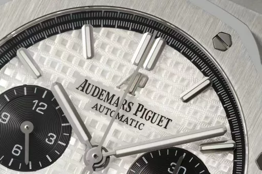 IPF new product is coming - Audemars Piguet 26331OR Royal Oak Multi-function Chronograph Mechanical Watch 41MM!Features: The case structure is consistent with the original authentic product, and the assembly method is consistent with the original, making the thickness thinner than before!The screw-in crown and the push-in chronograph button are consistent with the original, so it will not be fake at first glance! (Different from the market chronograph and reset buttons, which can only be pressed after the knob)1⃣️[Movement] 7750 modified original movement 6-digit small seconds The function is consistent with the original!2⃣️[Watch mirror] The mirror surface is the same as the original one. The sapphire glass mirror surface is placed at the same angle as the original, maintaining the same transparent brightness and consistent anti-glare effect!3⃣️[Case] ​​The case is made of stainless steel, using the original data to open the mold, top-level polishing, whether it is the texture or the texture, it is close to the original. After brushing and partial polishing, it flickers and shows a unique temperament of exquisiteness and toughness!4⃣️【Head grain】The most user-friendly loose head grain buffer ensures a better fit on the wrist and more comfortable to wear.5⃣️【Dial】Restores the exquisiteness of the authentic dial, the three-dimensional and neat 