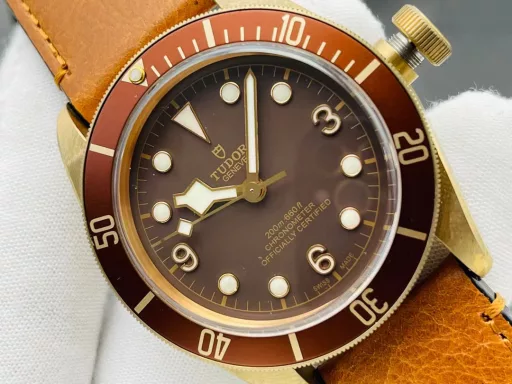 [ZF Factory 2021 Annual Masterpiece] V3 Upgraded Version The most sentimental watch - Tudor Biwan Bronze - M79250BA-0001 watch.1⃣️ [Case] ​​The watch size is 43 mm. As a pioneer of bronze materials, it not only strives for perfection in details. In terms of material, the perfect use of [aluminum bronze] (Note: Aluminum blue has a slow oxidation process and does not produce green rust, and has higher hardness and more weight) ZF products guarantee the effect of genuine oxidation and restore the unique style of the watch.2⃣️ [Strap buckle] Hand-stitched Italian cowhide and frosted treatment, the appearance is more retro, and it is perfectly matched with the aluminum bronze pin buckle.3⃣️ [Movement] The Seagull 2824 automatic winding movement with the least repair and the most stable travel time is adopted.Bronze artifacts are matched with god-level reproductions, and ZF's new generation of bronze artifacts are appreciated together!ZF Factory's masterpiece welcomes your appreciation!